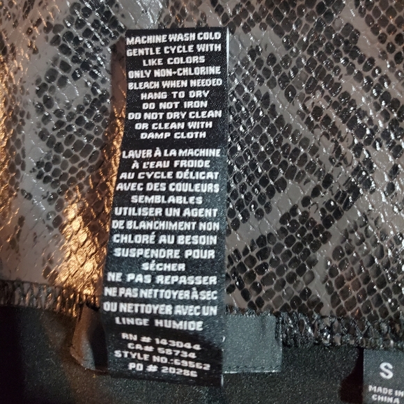 7 For All Mankind Black Grey Vegan Leather Snake Print High Rise Leggings Pants - Picture 9 of 11